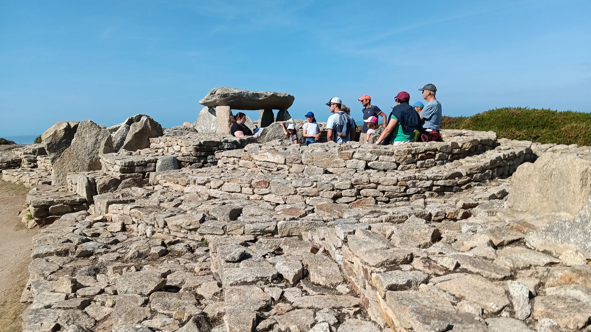 Visite guidée des sites archéologiques de Menez Dregan à Plouhinec