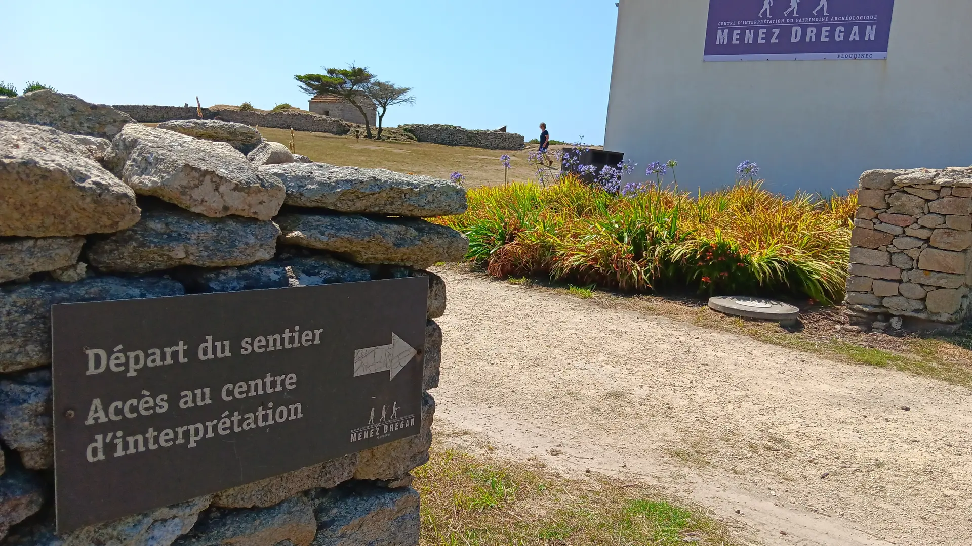 Centre d'interprétation des sites archéologiques de Menez Dregan à Plouhinec