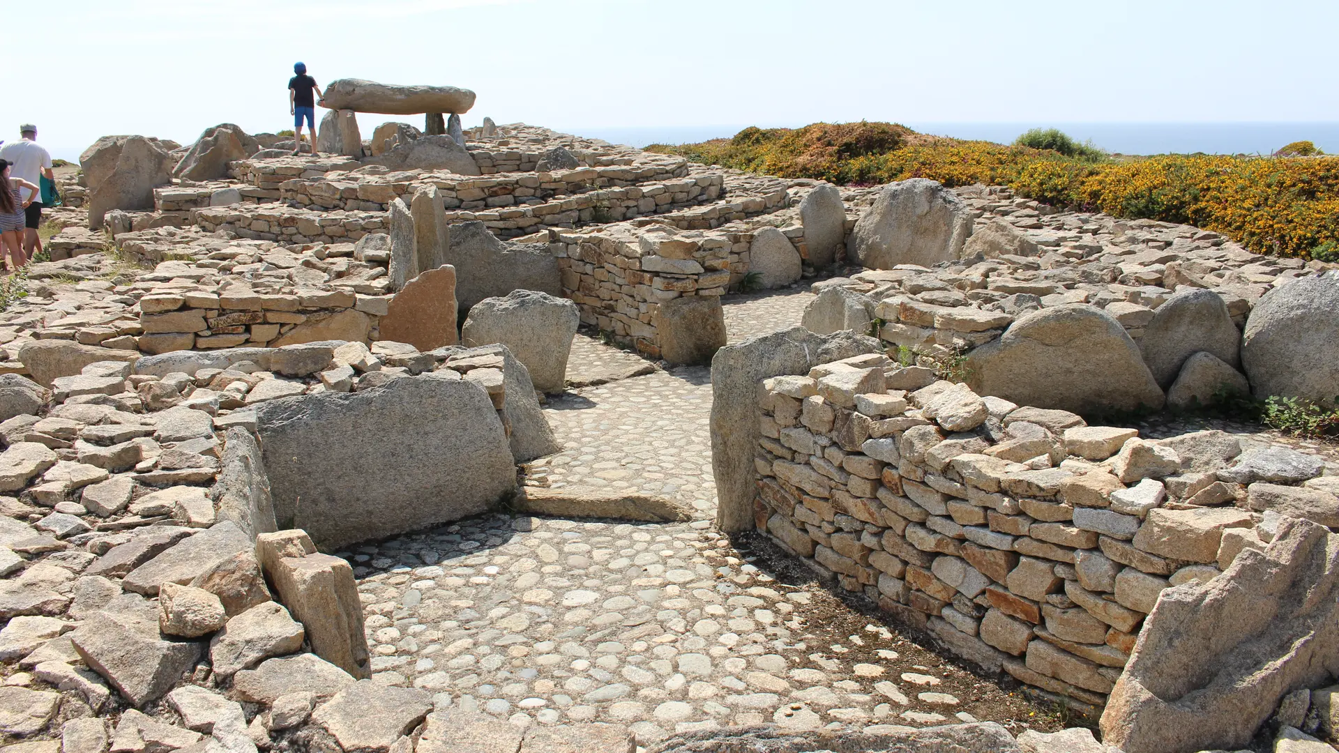 Centre d'interprétation des sites archéologiques de Menez Dregan à Plouhinec