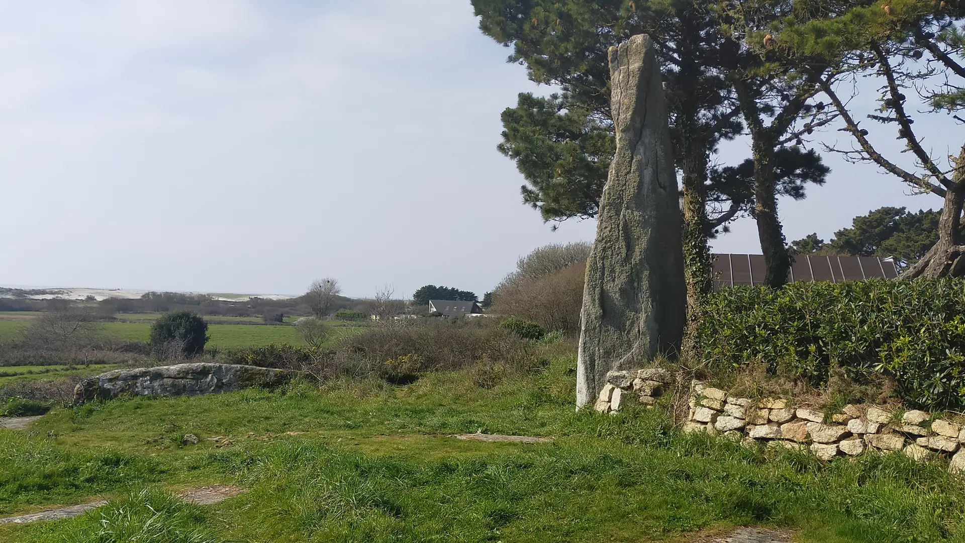 Menhir du Reun treffiagat Pays Bigouden Sud
