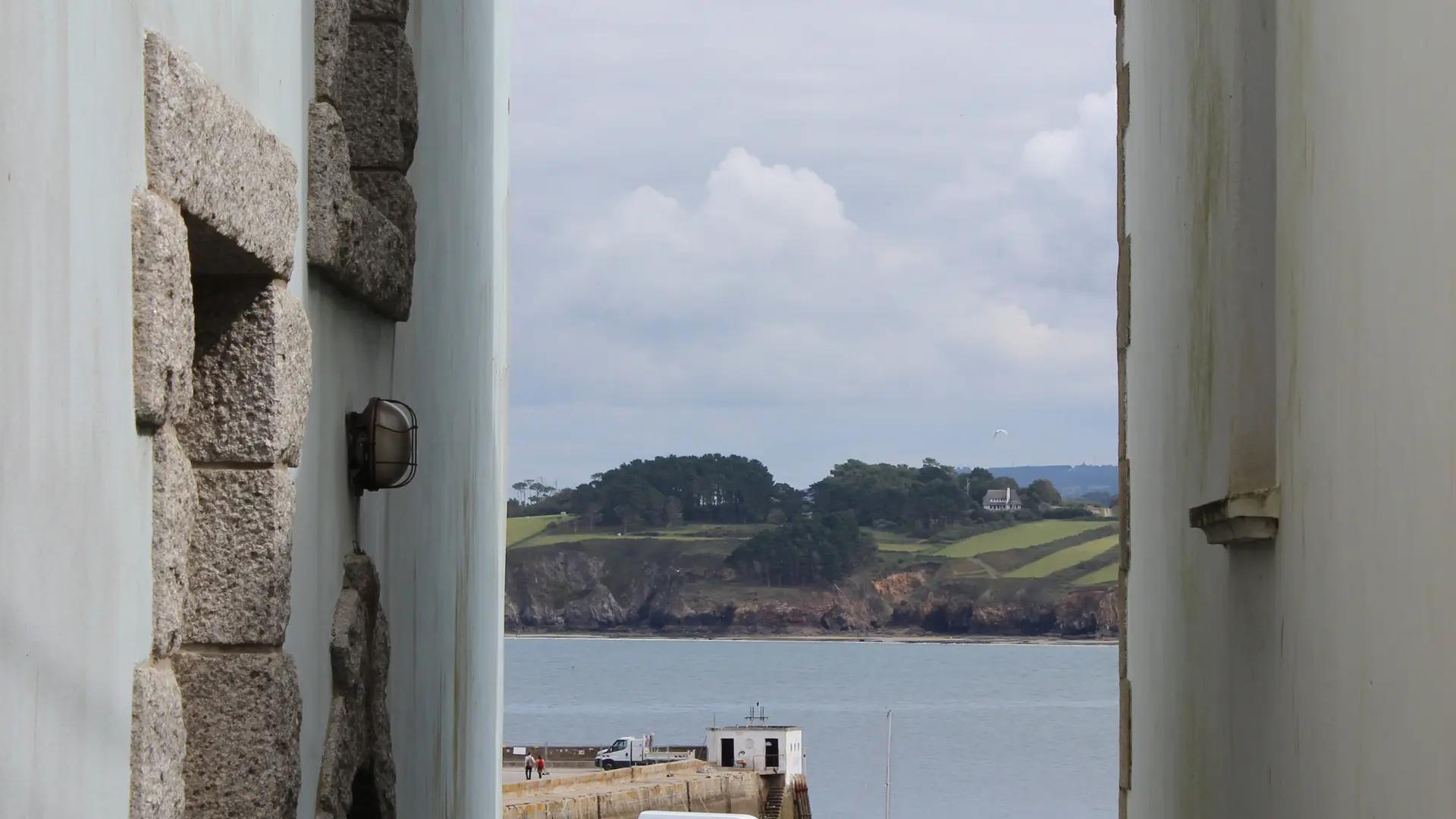 Vue d'une ruelle du vieux port du Rosmeur sur la Baie de Douarnenez