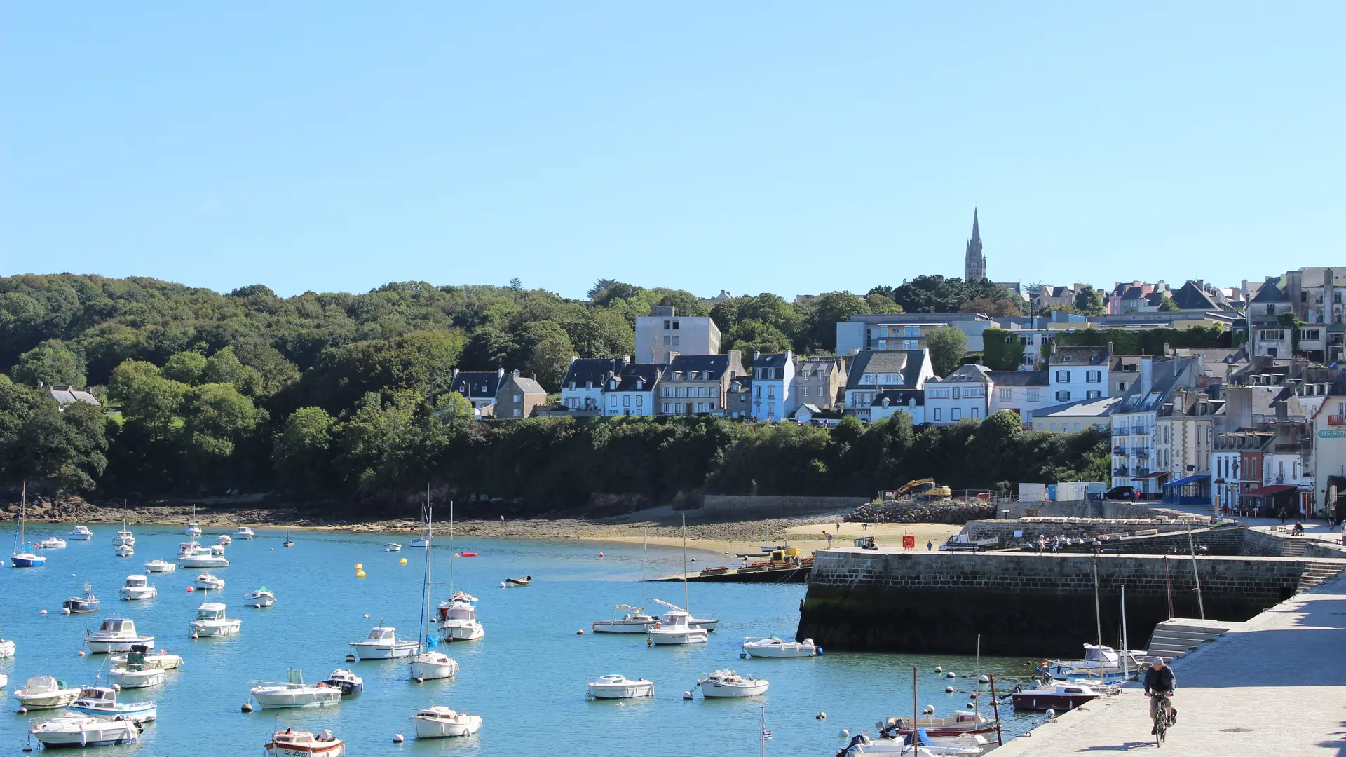 Vue sur les Plomarc'h depuis Le vieux port du Rosmeur à Douarnenez