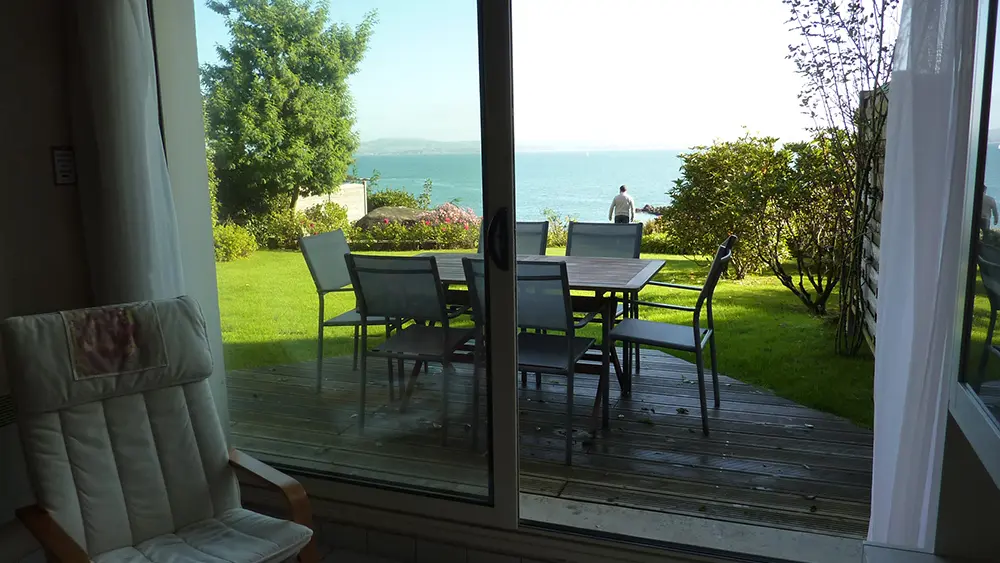 Vu du séjour vers terrasse et mer