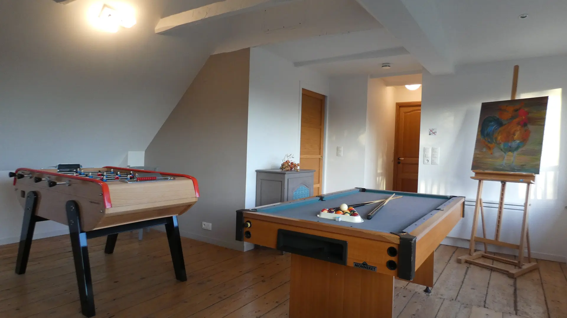 Salle de jeux avec billard