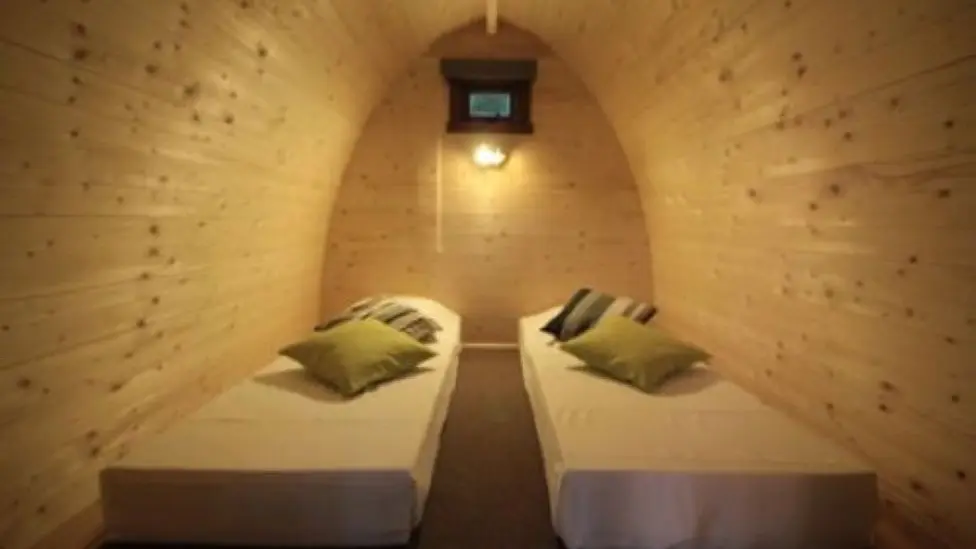 Hébergement randonneurs itinérants GR34 : Pods 2 personnes