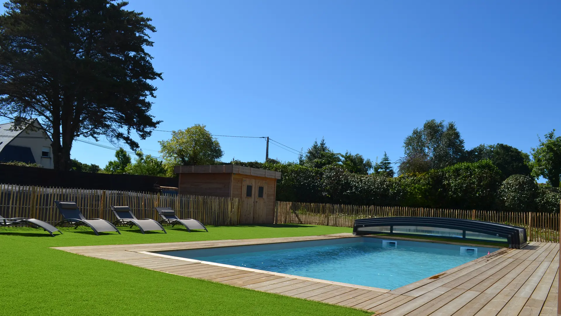 Piscine avec abri ouvert