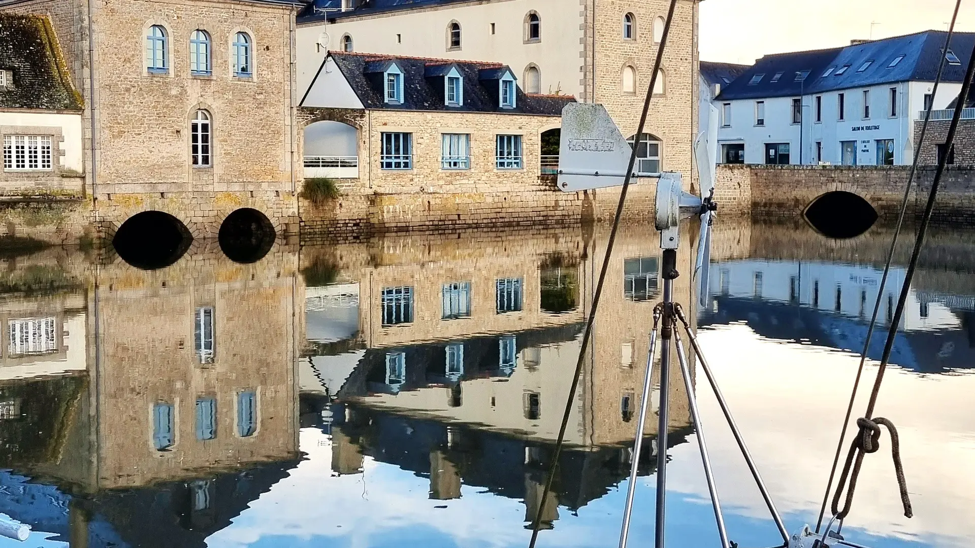 grande definition - port et pont habité de pont l'abbé