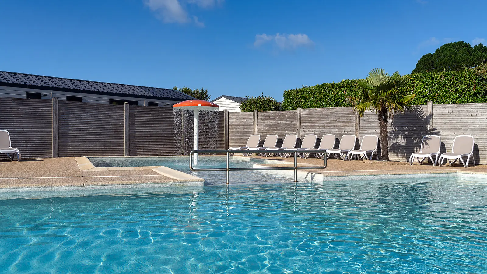 Bassin extérieur de la piscine