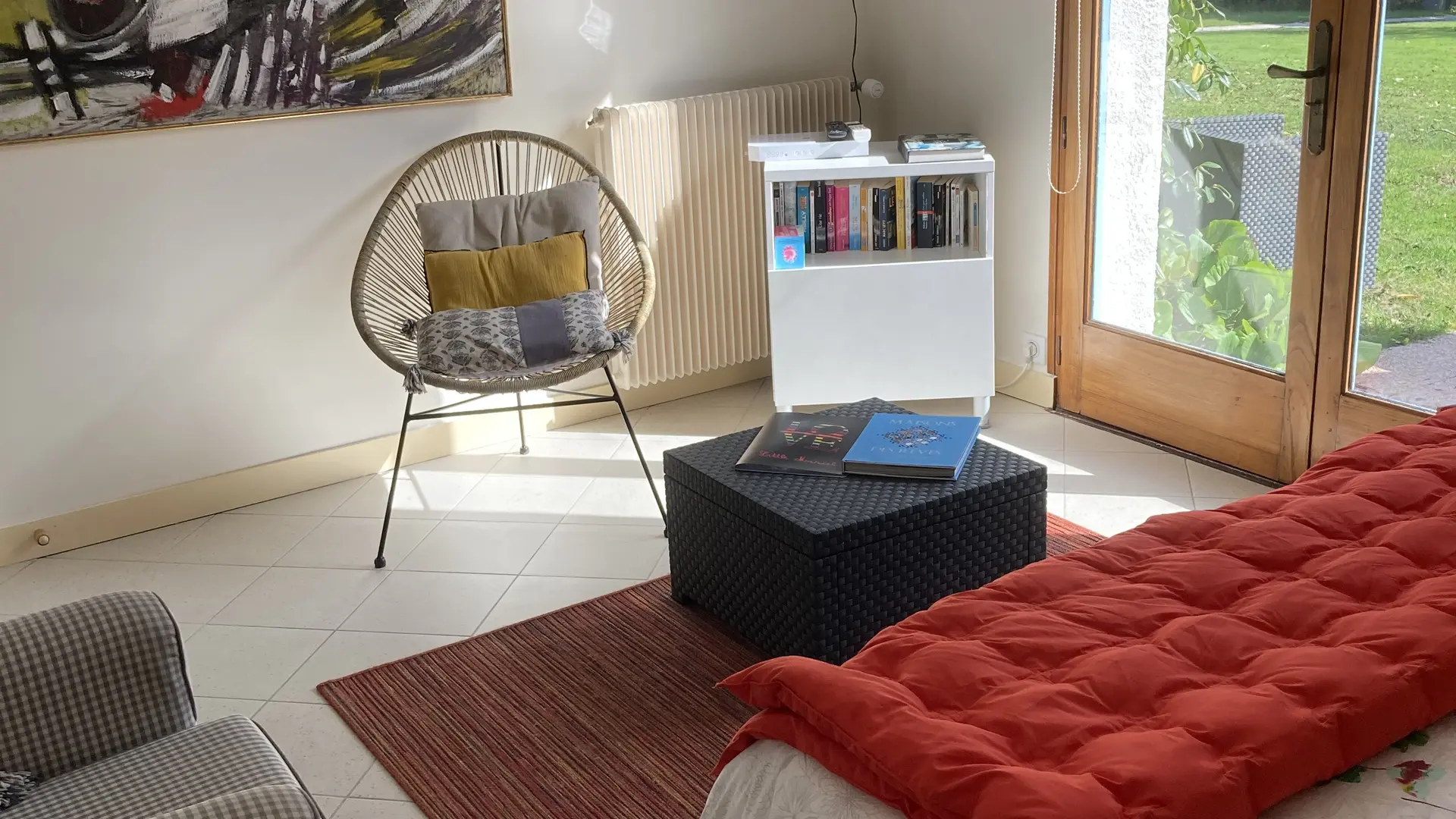 Location Le Château - le salon avec vue sur le jardin