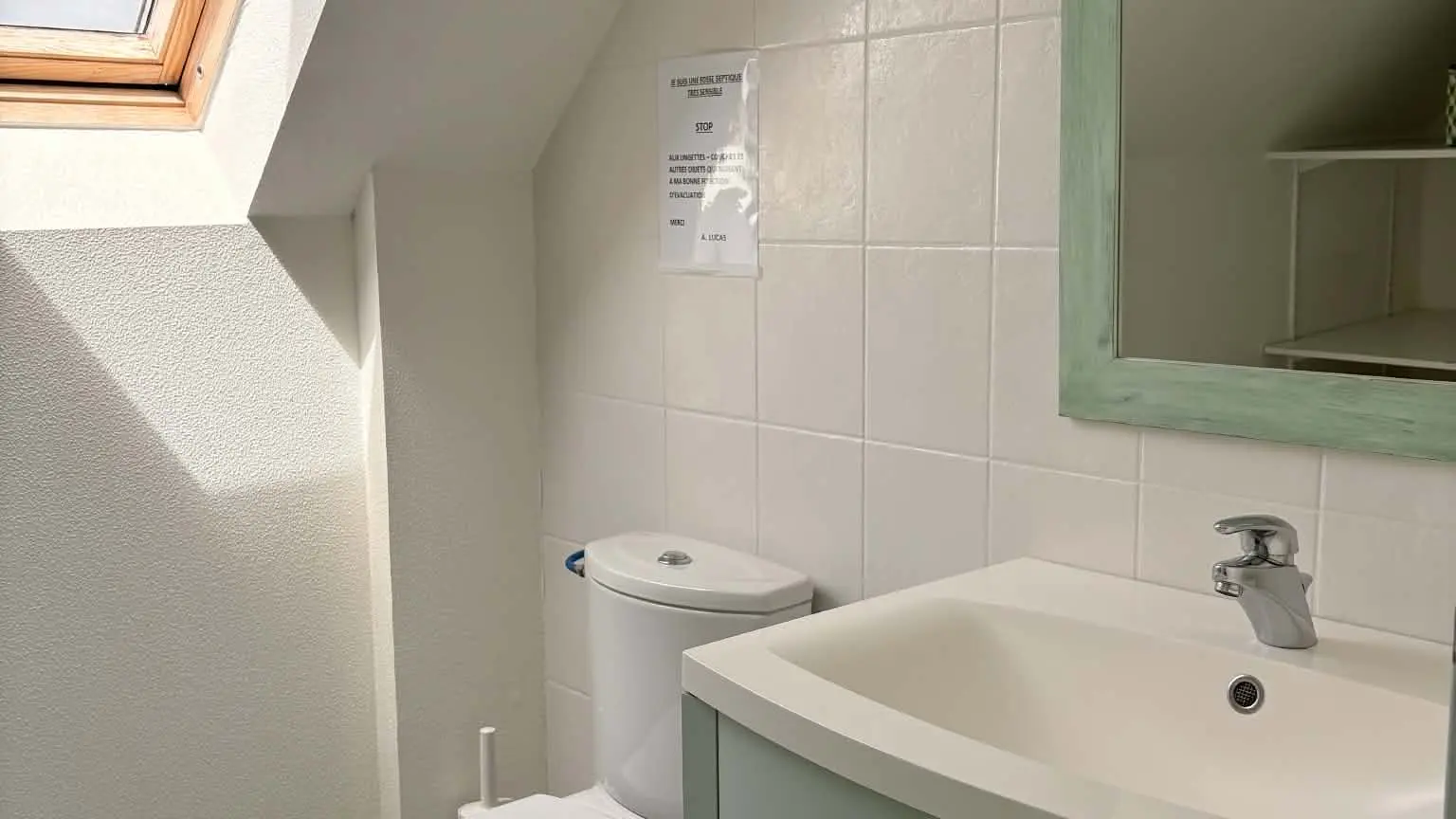Salle d'eau attenante à la chambre avec lit de 160cm