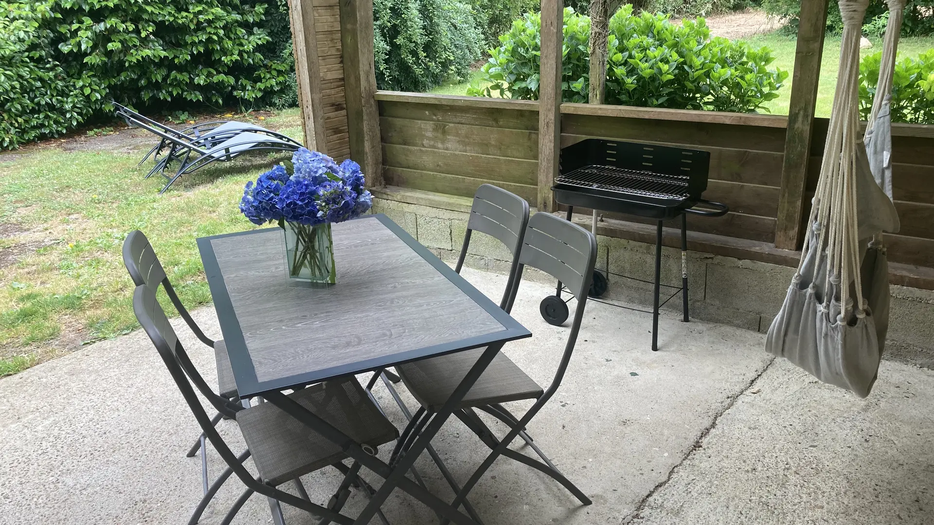 Terrasse-couverte-Gite-de-Kermoal