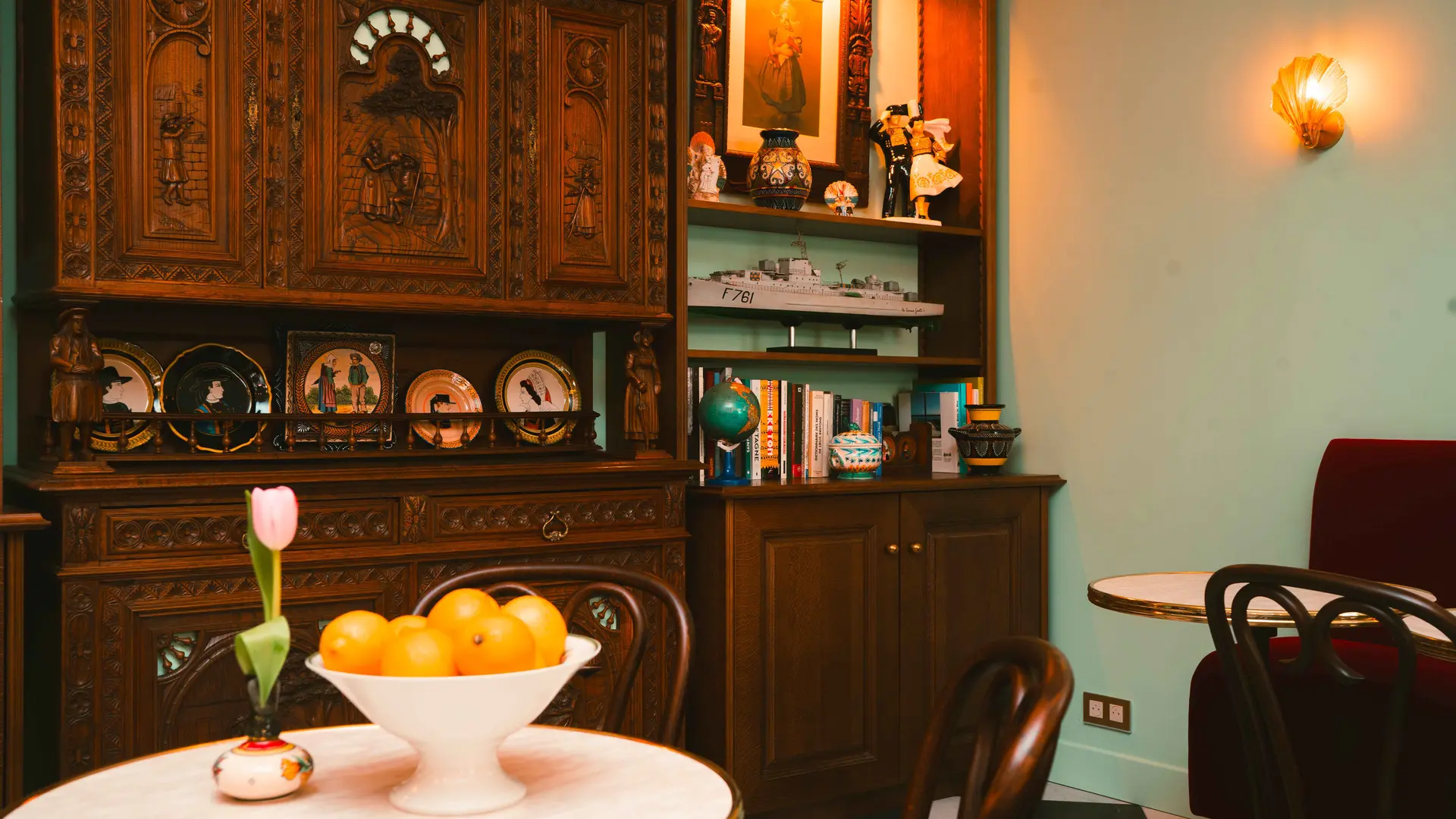 Meuble ancien breton dans la salle de bistro