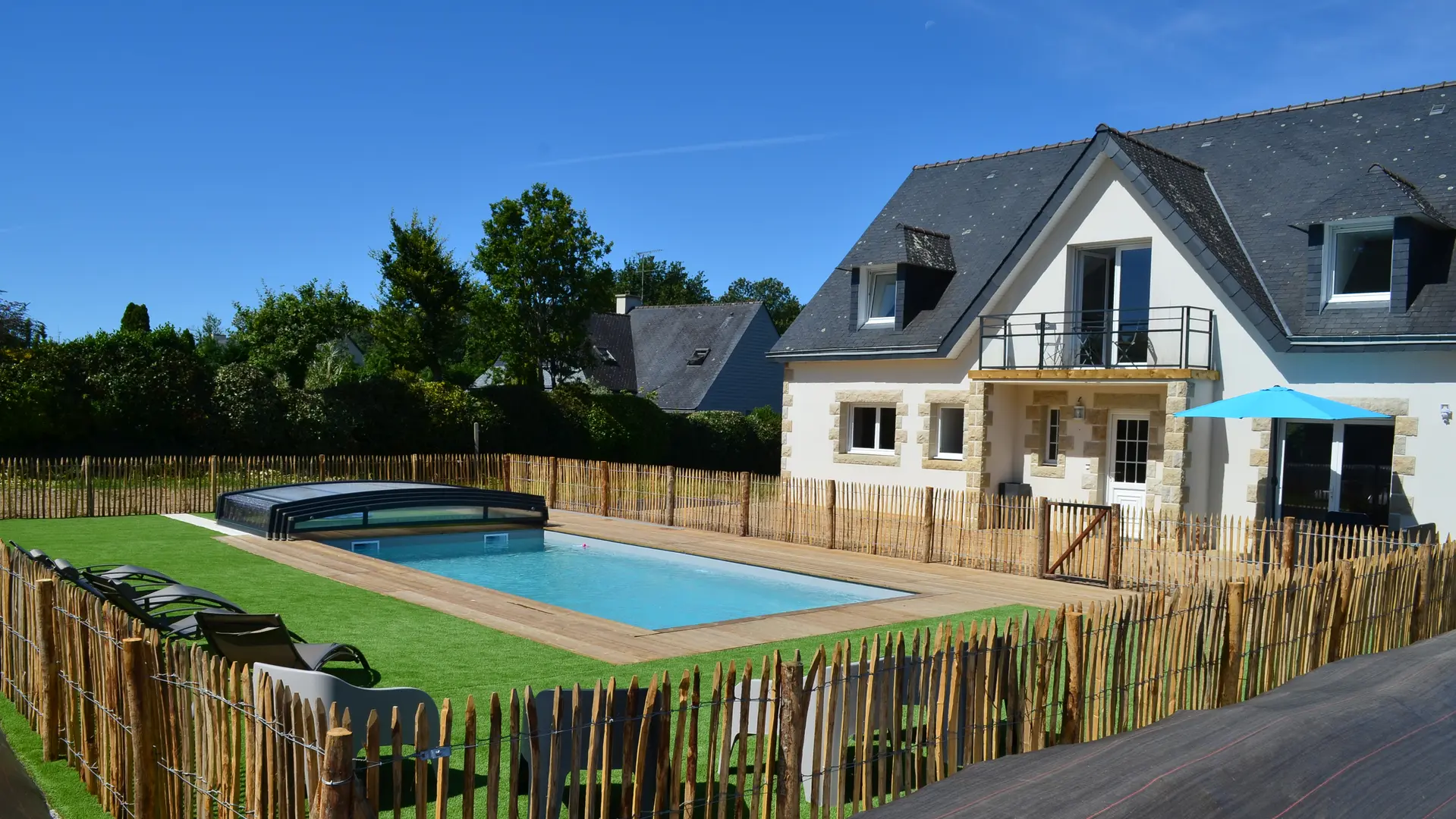 Vue extérieure maison piscine
