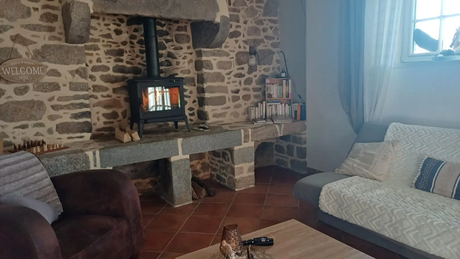 salon avec cheminée