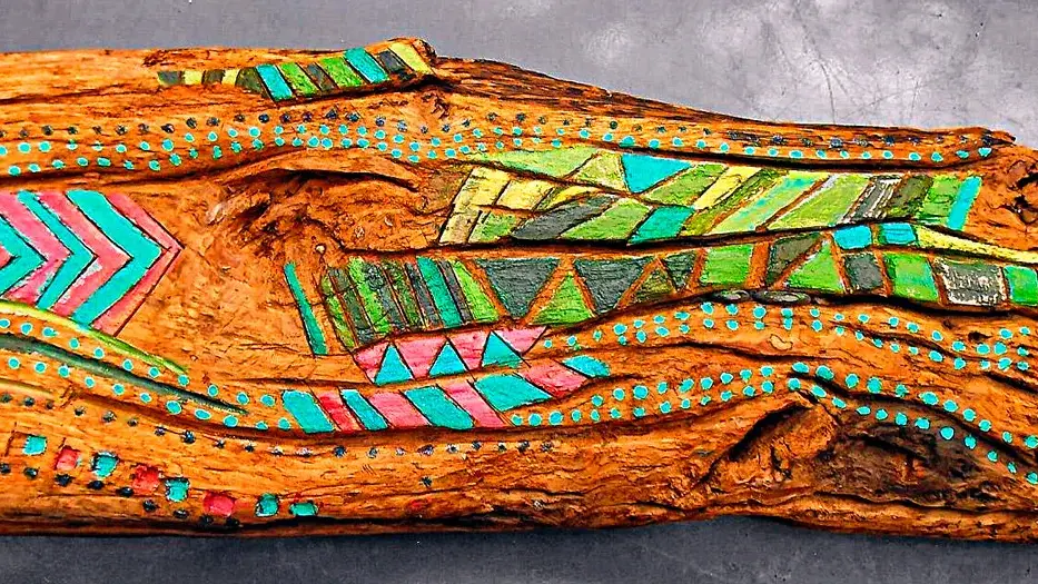 bois-sculpte-peint-Australie-Christine-Cavan