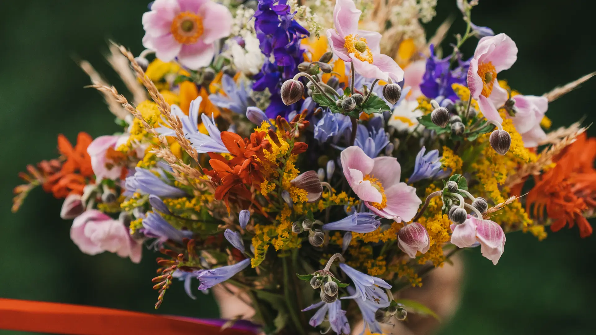 bouquet-de-mariée-rubans-fleurs-mariage-bretagne-fleuriste-fleurs-de-simon-albo_clos-de-trevanec_2