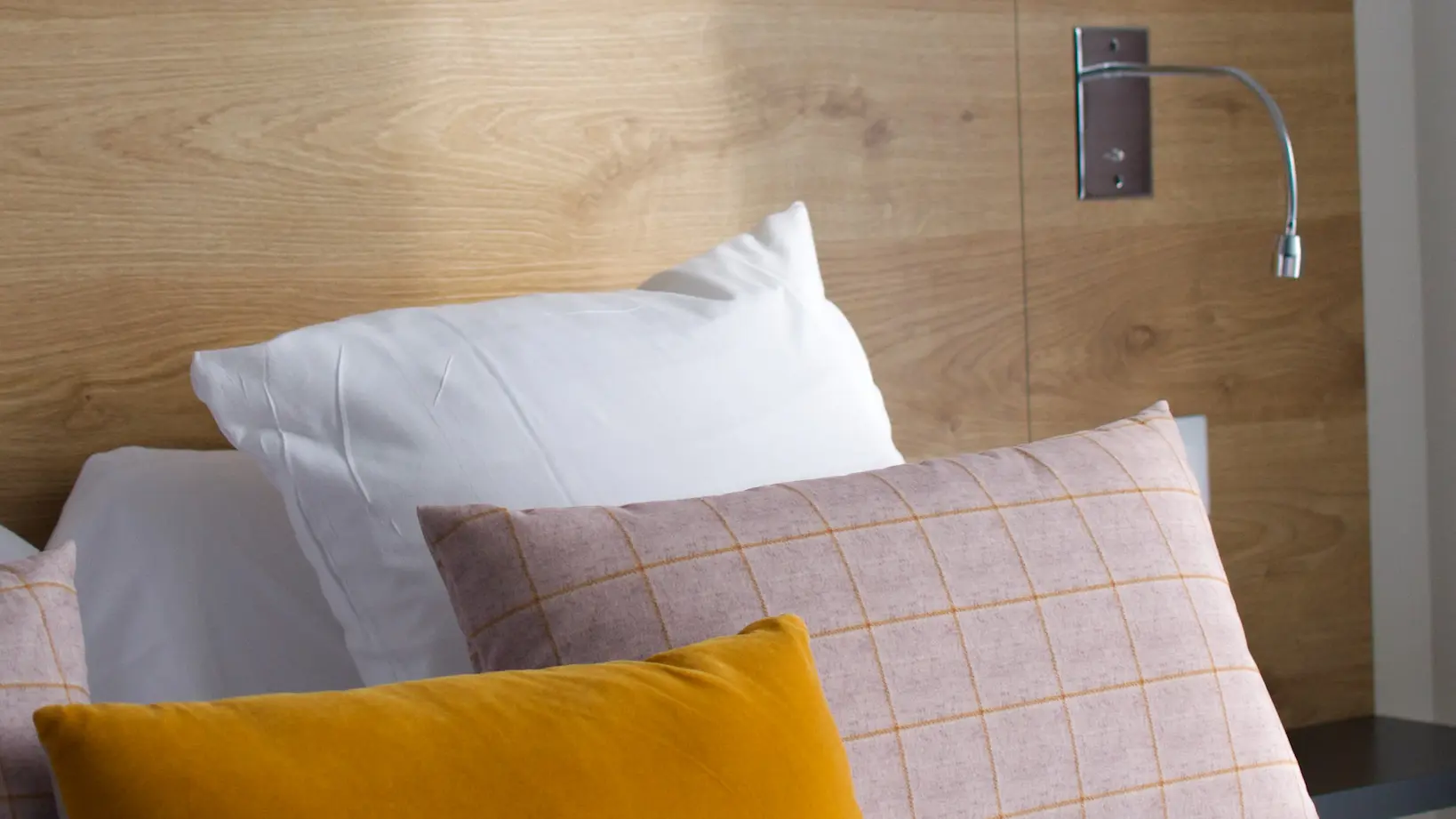 chambre-coussins-roses-jaune-nautica-hotel-perros-guirec