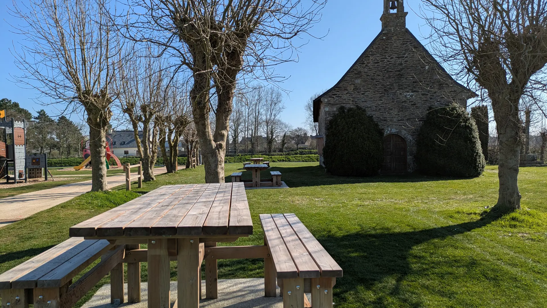 chapelle Saint Antoine et table pique nique haute