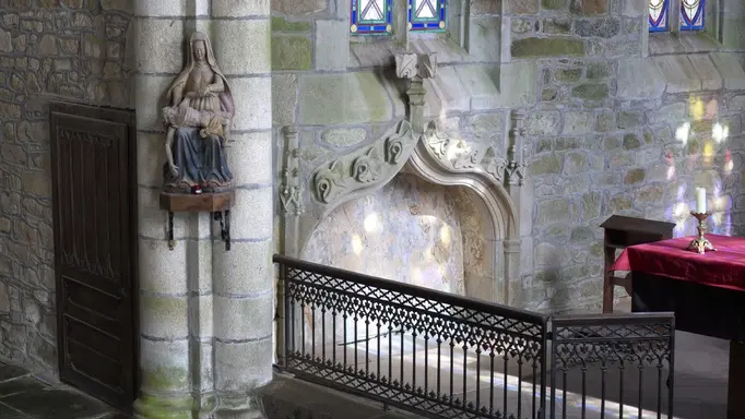 chapelle St Ivy intérieur enfeu Loguivy-Plougras©B. Bègne-Région Bretagne