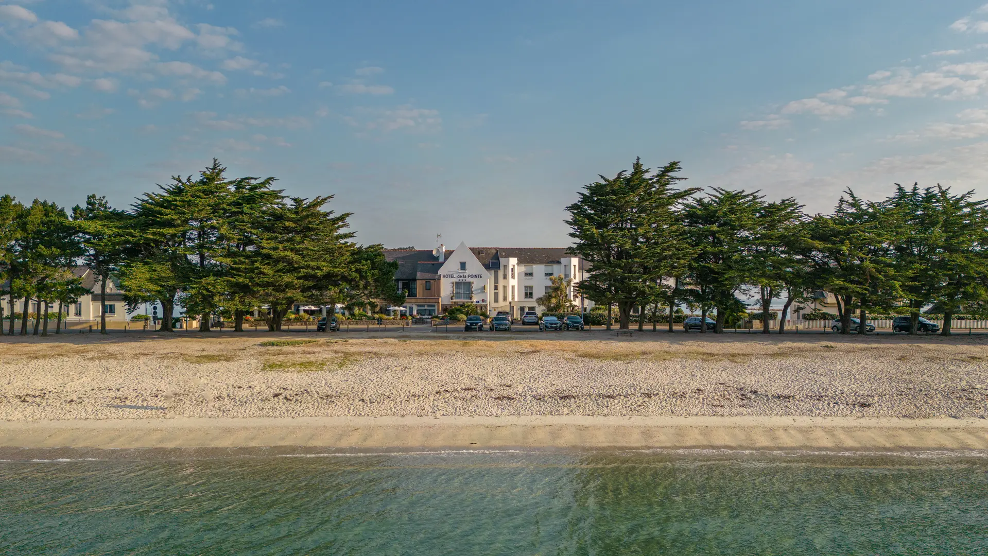 L'hôtel face à la plage du Cap-Coz