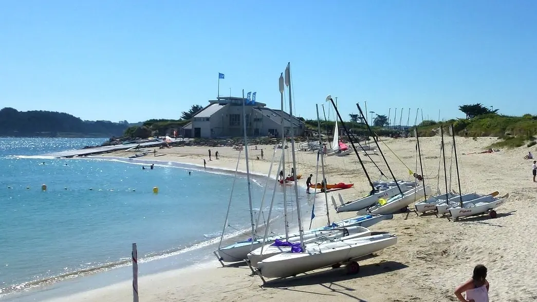 Pleumeur-Bodou Ile-Grande : base nautique Pors Gelen près du camping municipal