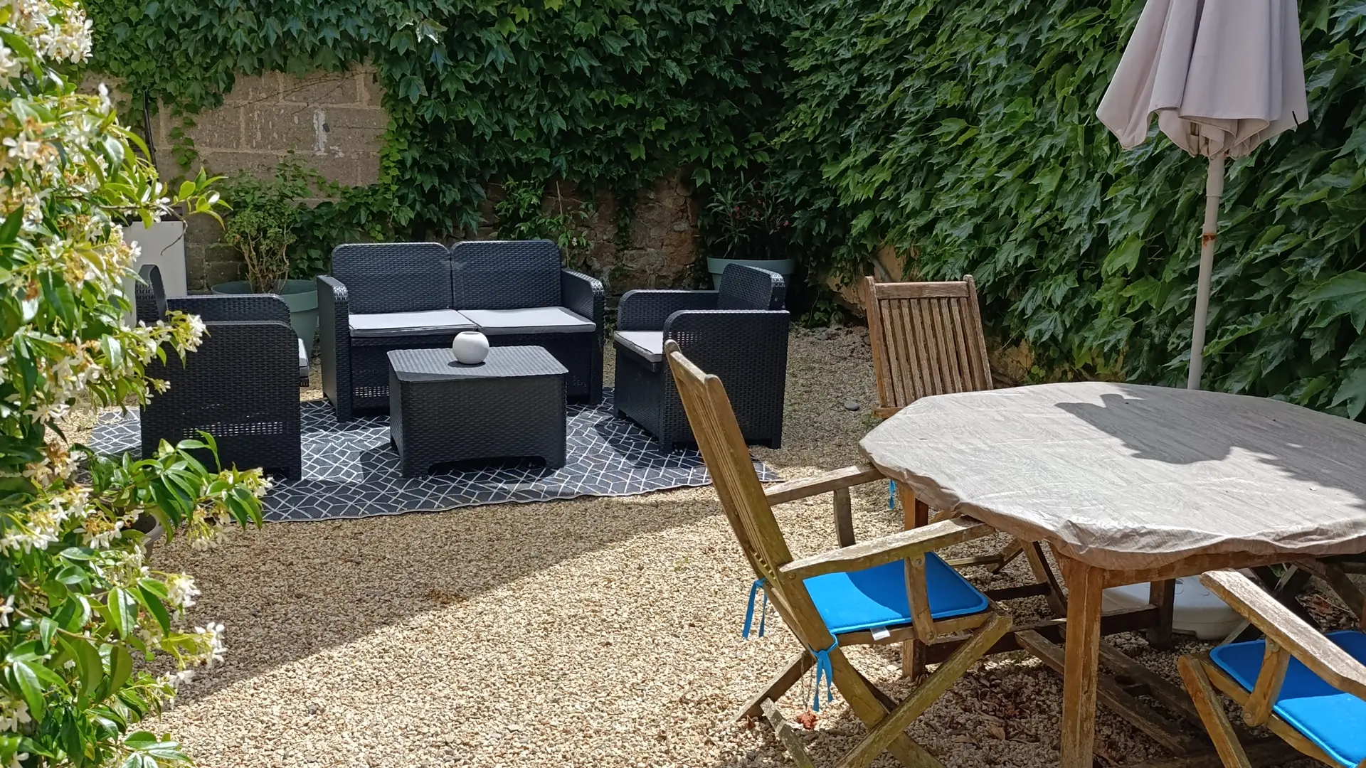 jardin privatif extérieur aménagement luminaire et cosy sur la période estivale