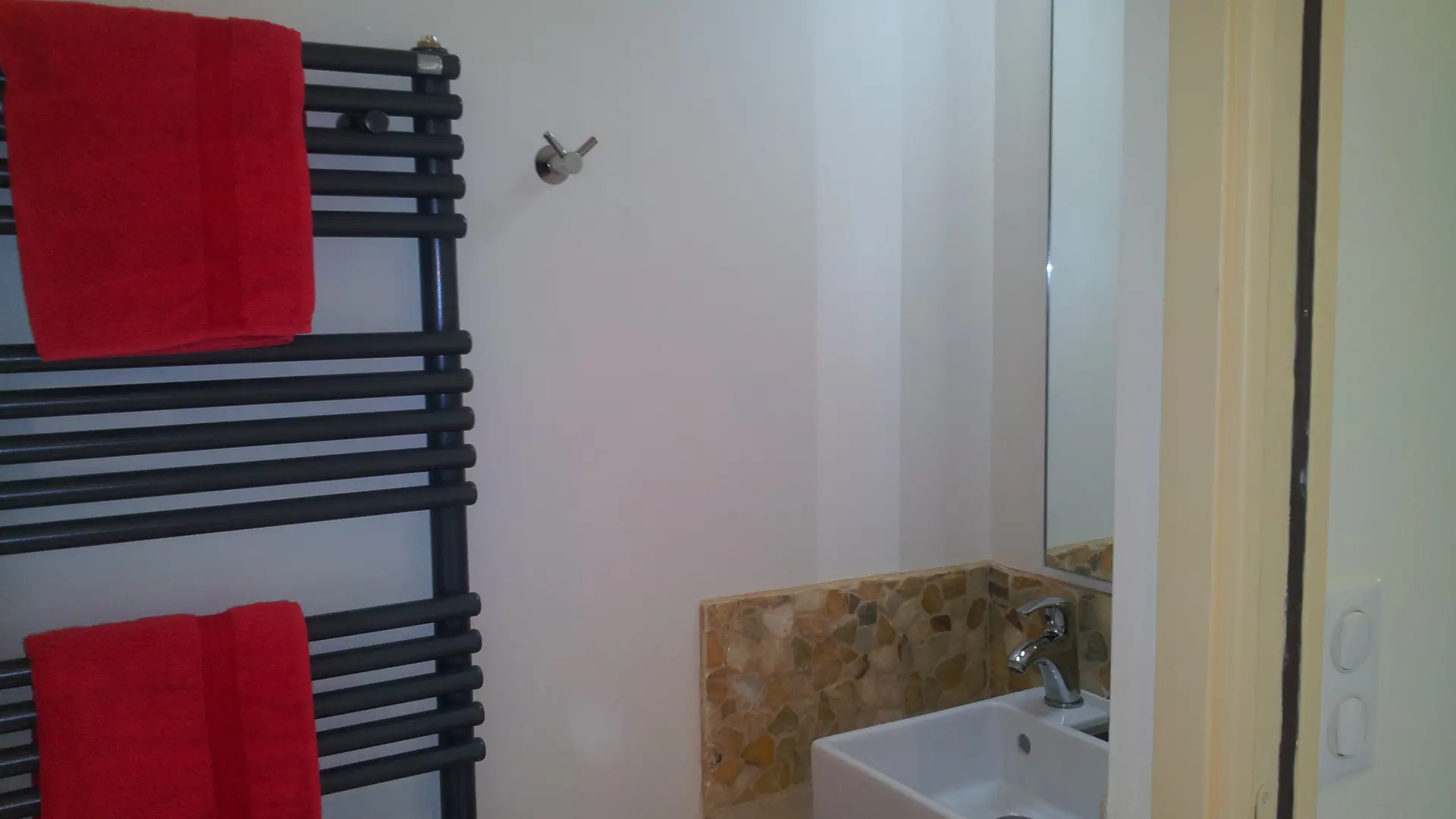 Location Le Château - coin lavabo