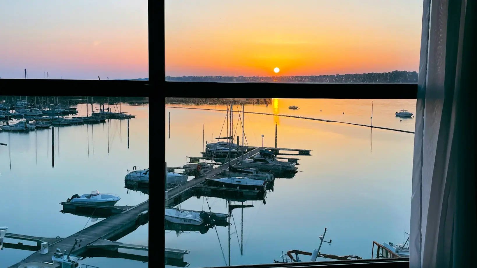 lever-soleil-nautica-hotel-chaises-jaunes-journaux-perros-guirec