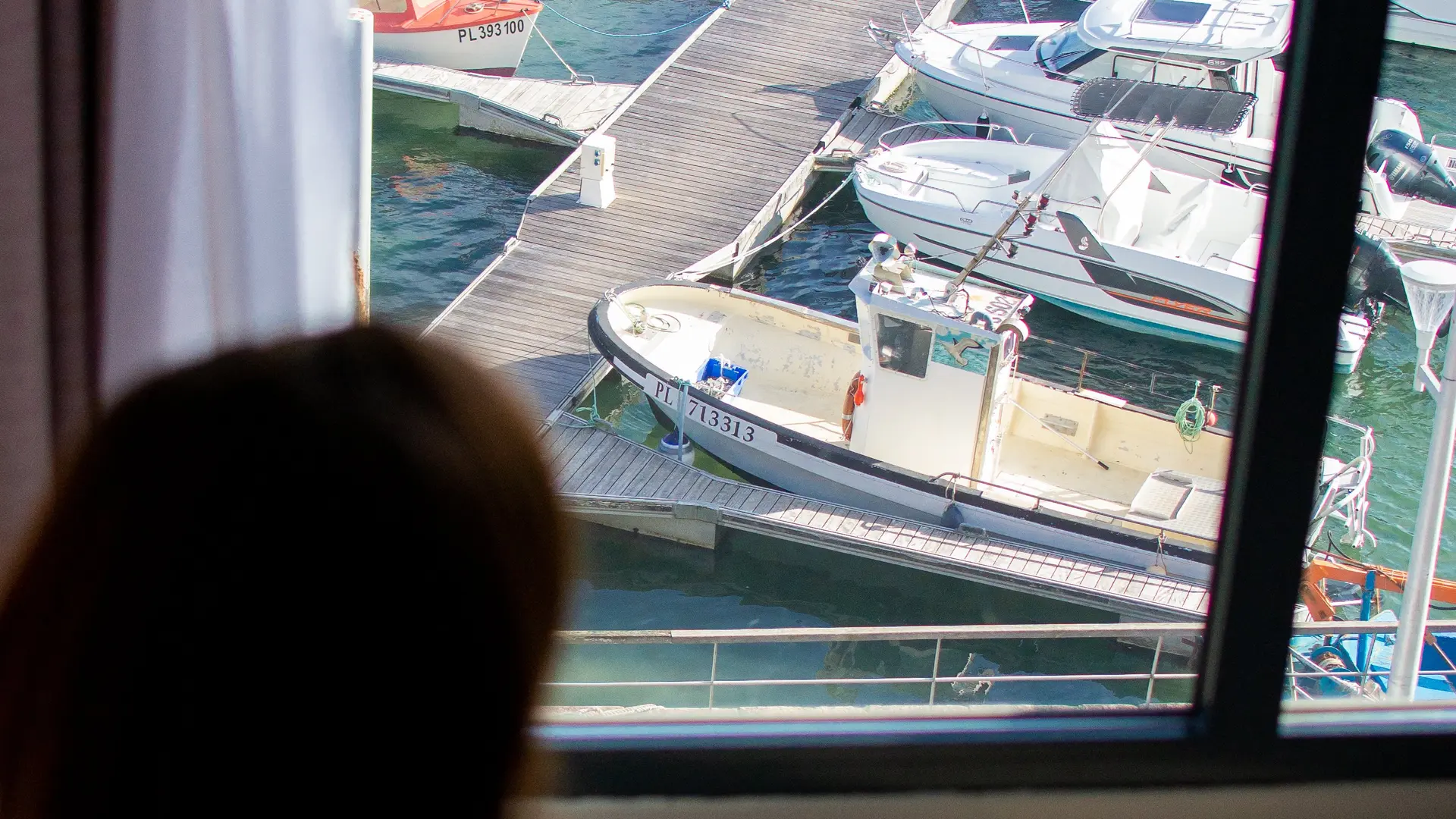 lit-cafe-hotel-nautica-perros-guirec-vue-port-tasse-cafe-livre