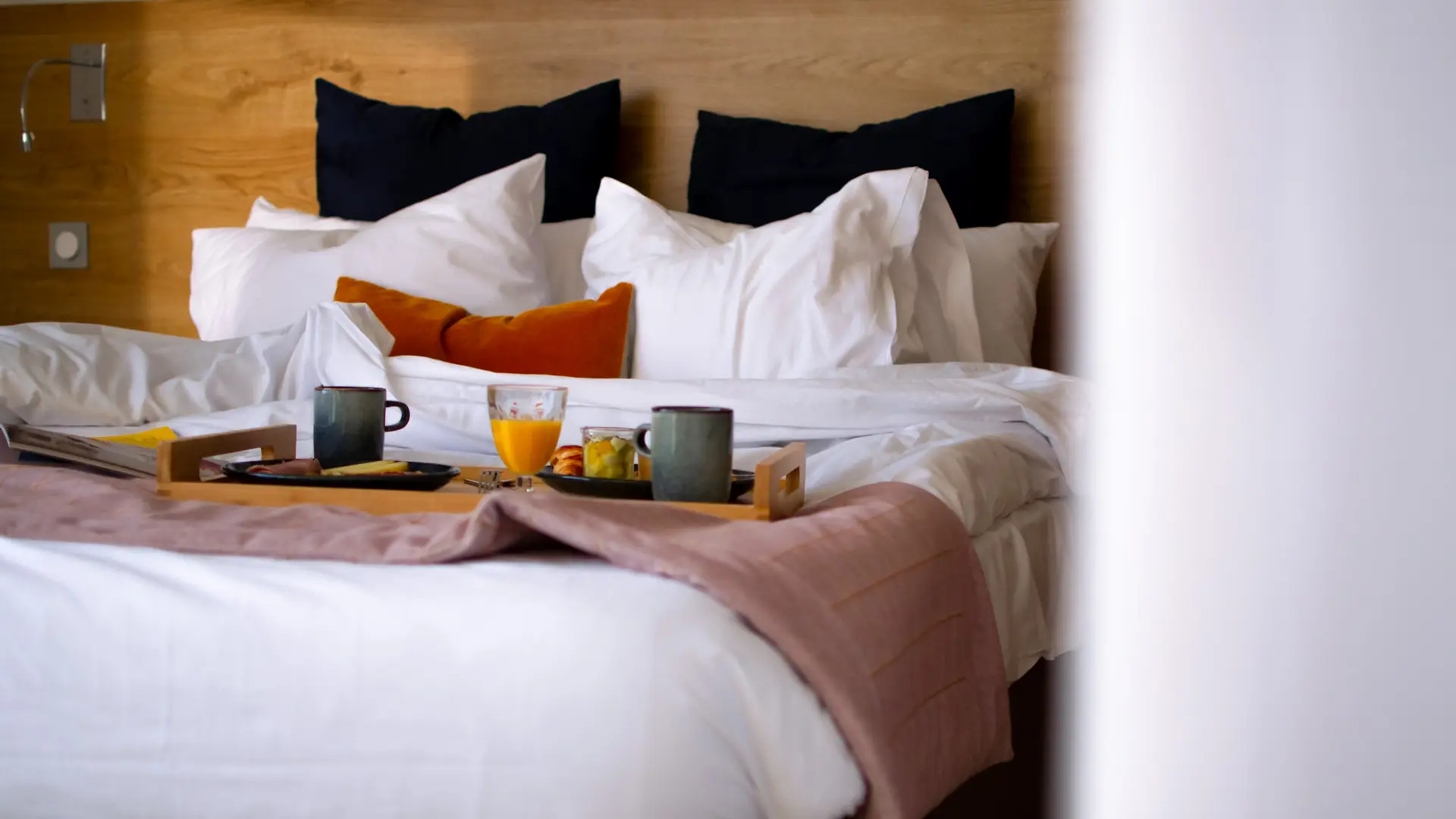 petit-dejeuner-chambre-lit-nautica-hotel-port-perros-guirec