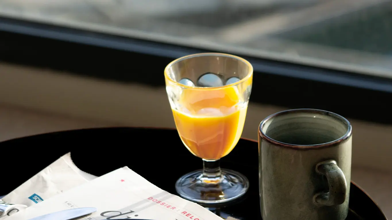 petit-dejeuner-jus-orange-nautica-hotel-vue-port-perros-guirec-chambre-journal