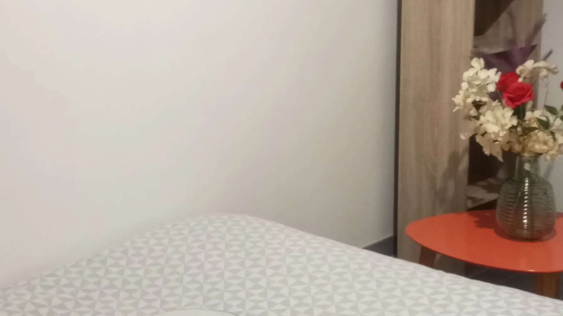 petite chambre lit fait