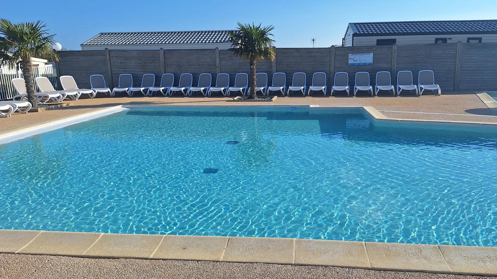 Bassin extérieur de la piscine