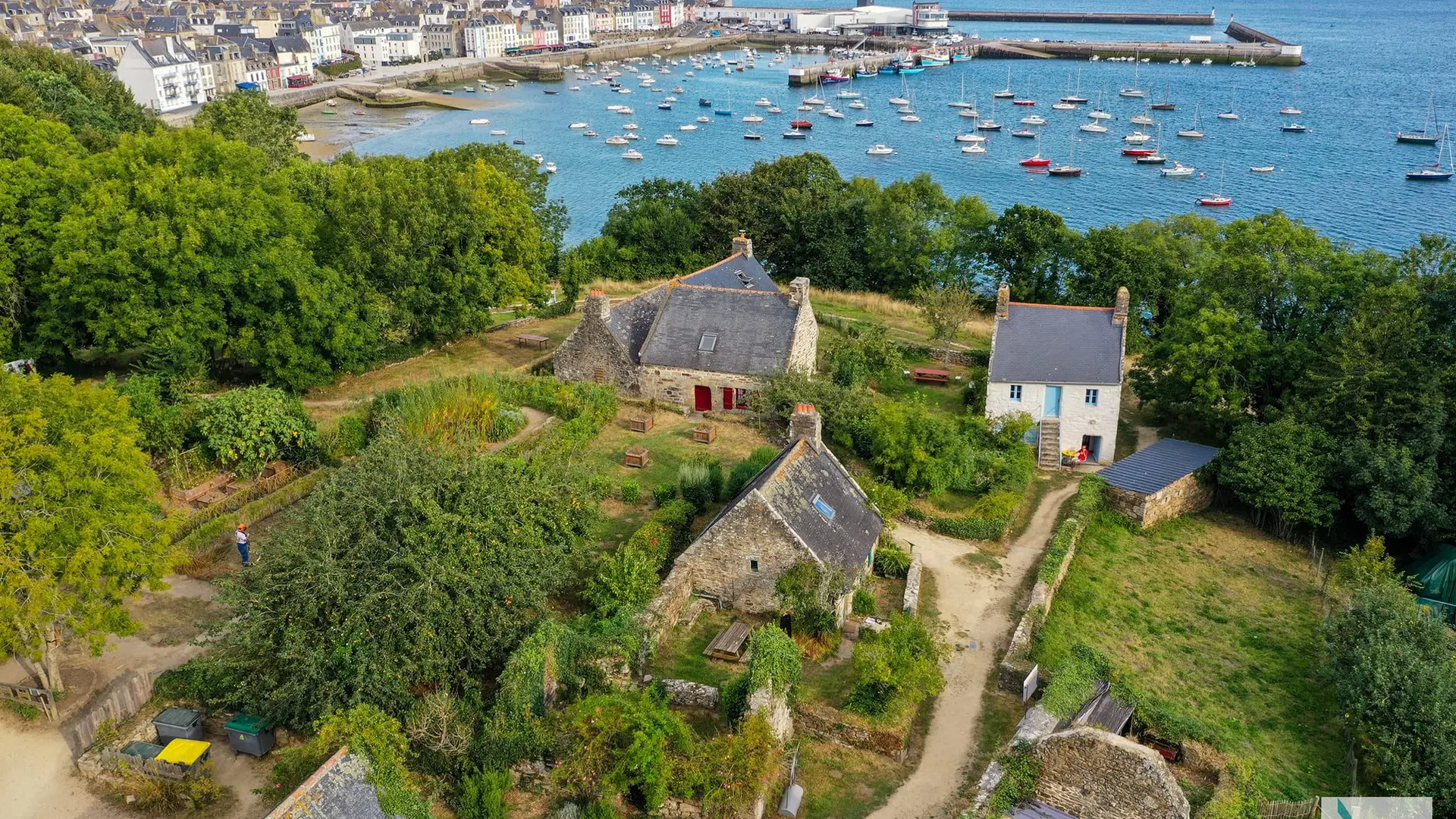 Vue aérienne du village des Plomarc'h