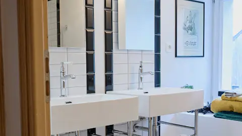 salle-bain-retro-chambre-dhotes-perrosguirec