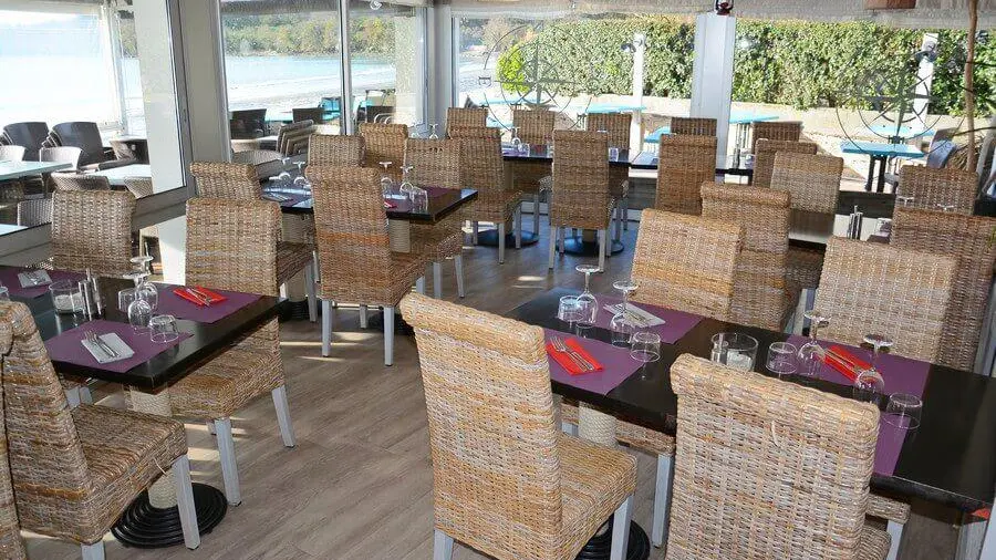 salle-restaurant-les-pieds-dans-l-eau-fouesnant