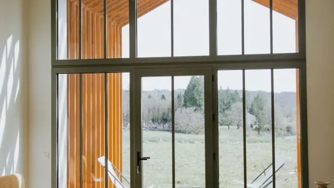 4 La baie vitrée vers la colline de Lascauc