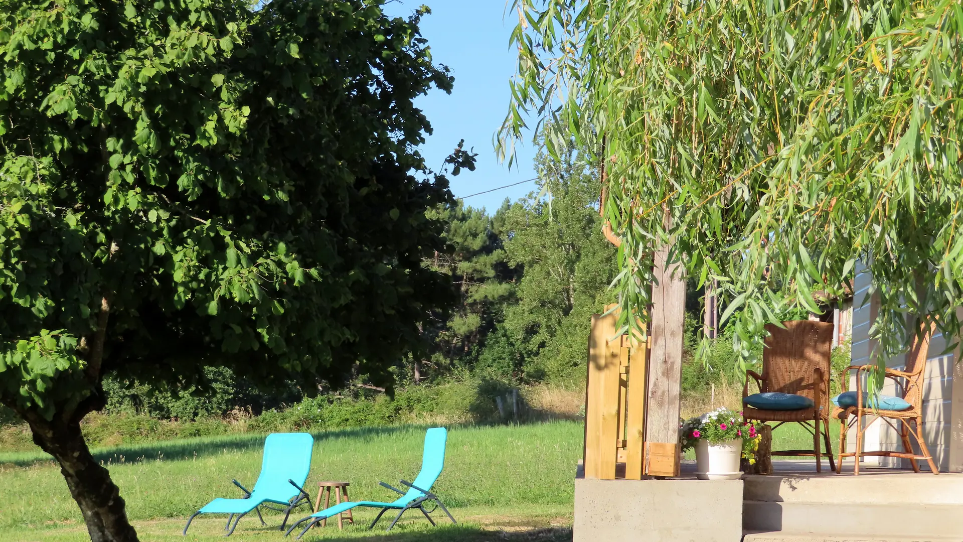 gite-bois-cassé-salon-jardin-saint-laurent-des-hommes-tourisme-vallee-isle