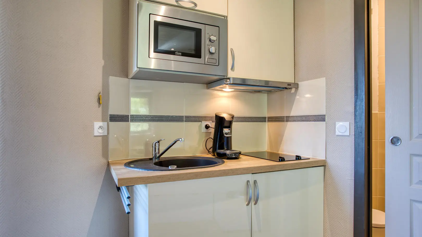 5-Roseline5-Kitchenette