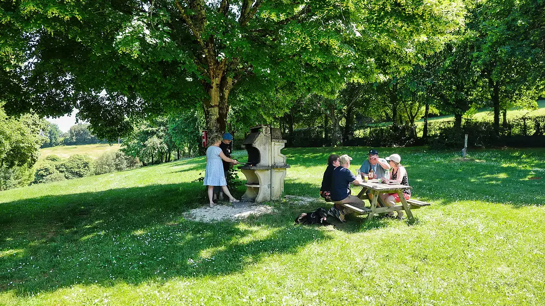 6 barbecue_collectif_camping_a_la_ferme_la_roussie_sarlat (4)