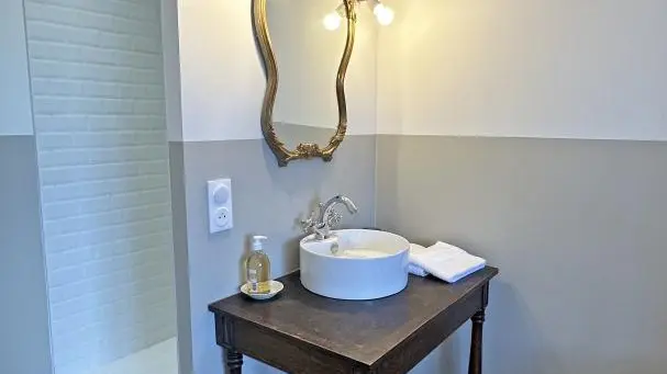 Les Granges du Tais à Ambazac - chambre 2 salle d'eau Intégréee WC indépendant_23