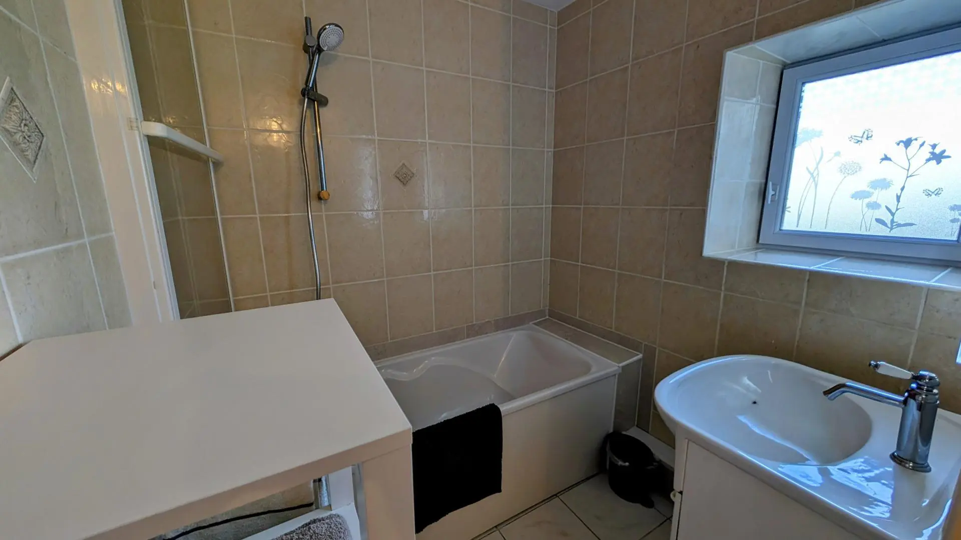 gite de Villetelle sur la commune de Cheissoux en Haute-Vienne - Limousin - Nouvelle Aquitaine - s de bains du rez de chaussée surélevé_10
