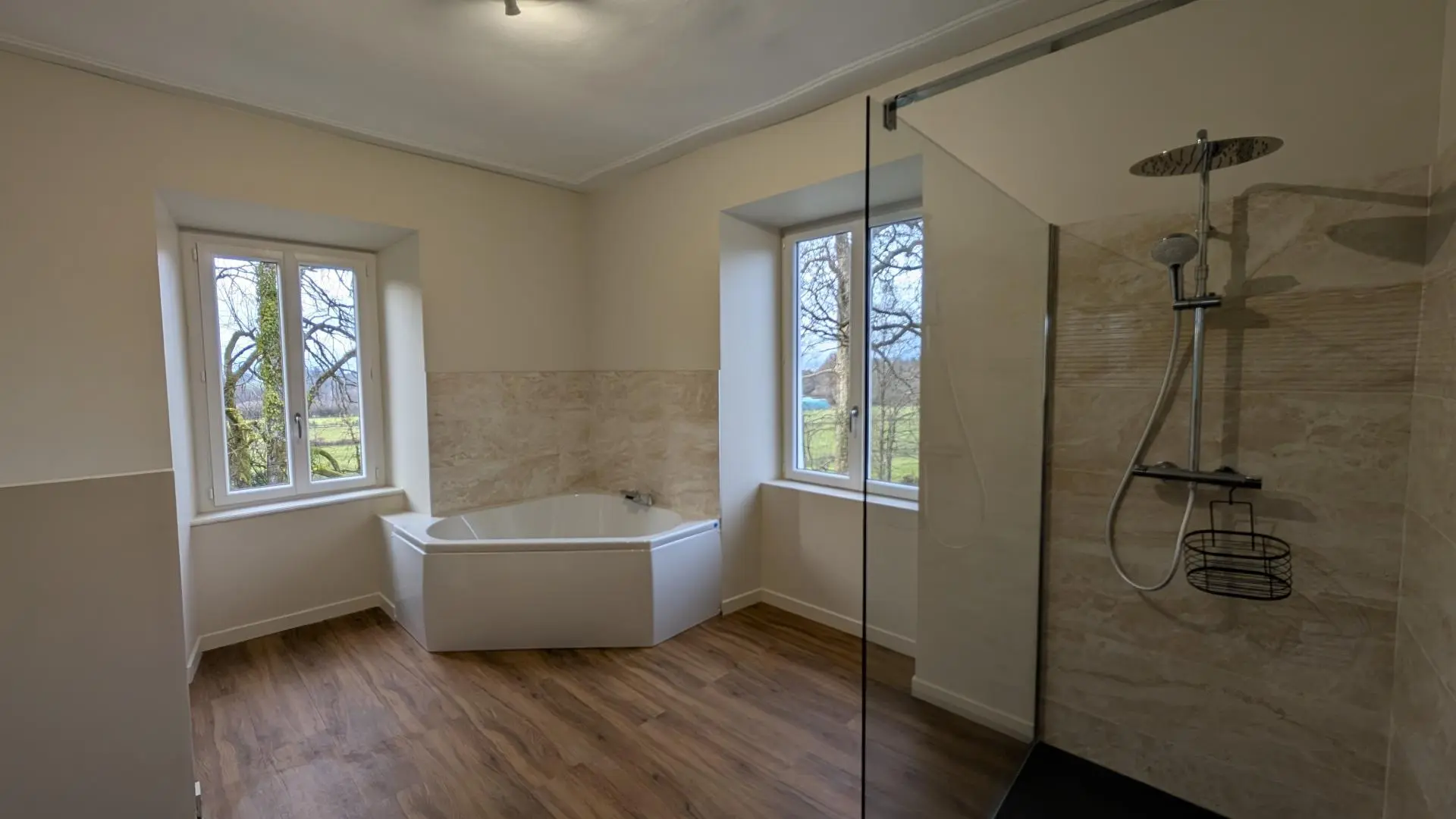 Le manoir de la Borie sur la commune de La Porcherie en Haute-Vienne - salle de bains avec baignoire, douche et wc privée à la chambre 8_41