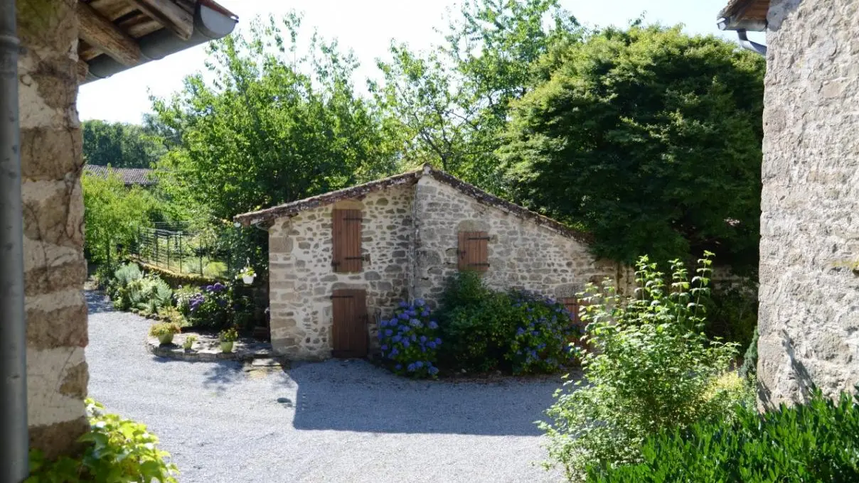 Gîte de La Faye à Compreignac en Haute-Vienne (Limousin en Nouvelle Aquitaine) - La cour_26