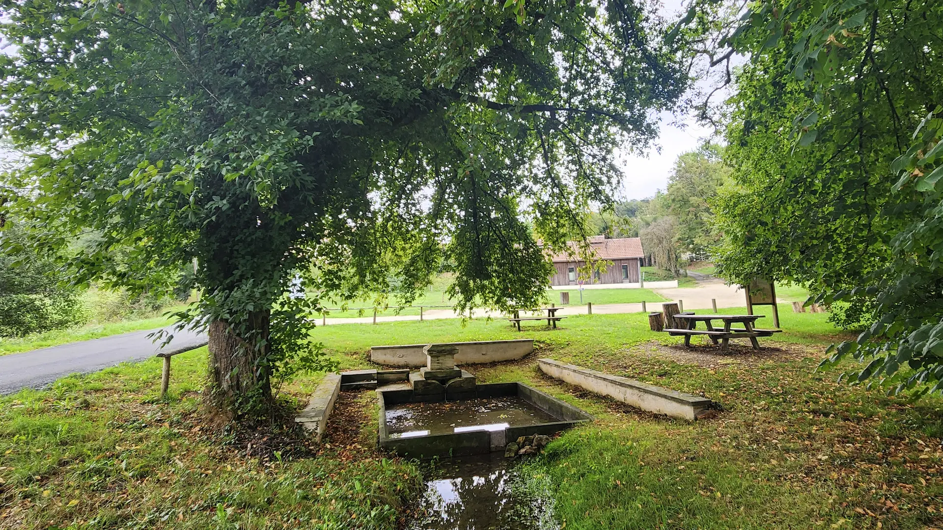 aire-pique-nique-saint-jean-d-estissac-lavoir-tourisme-isle-perigord