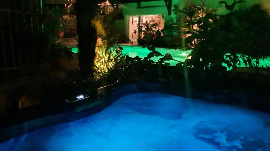 le spa et la piscine de nuit