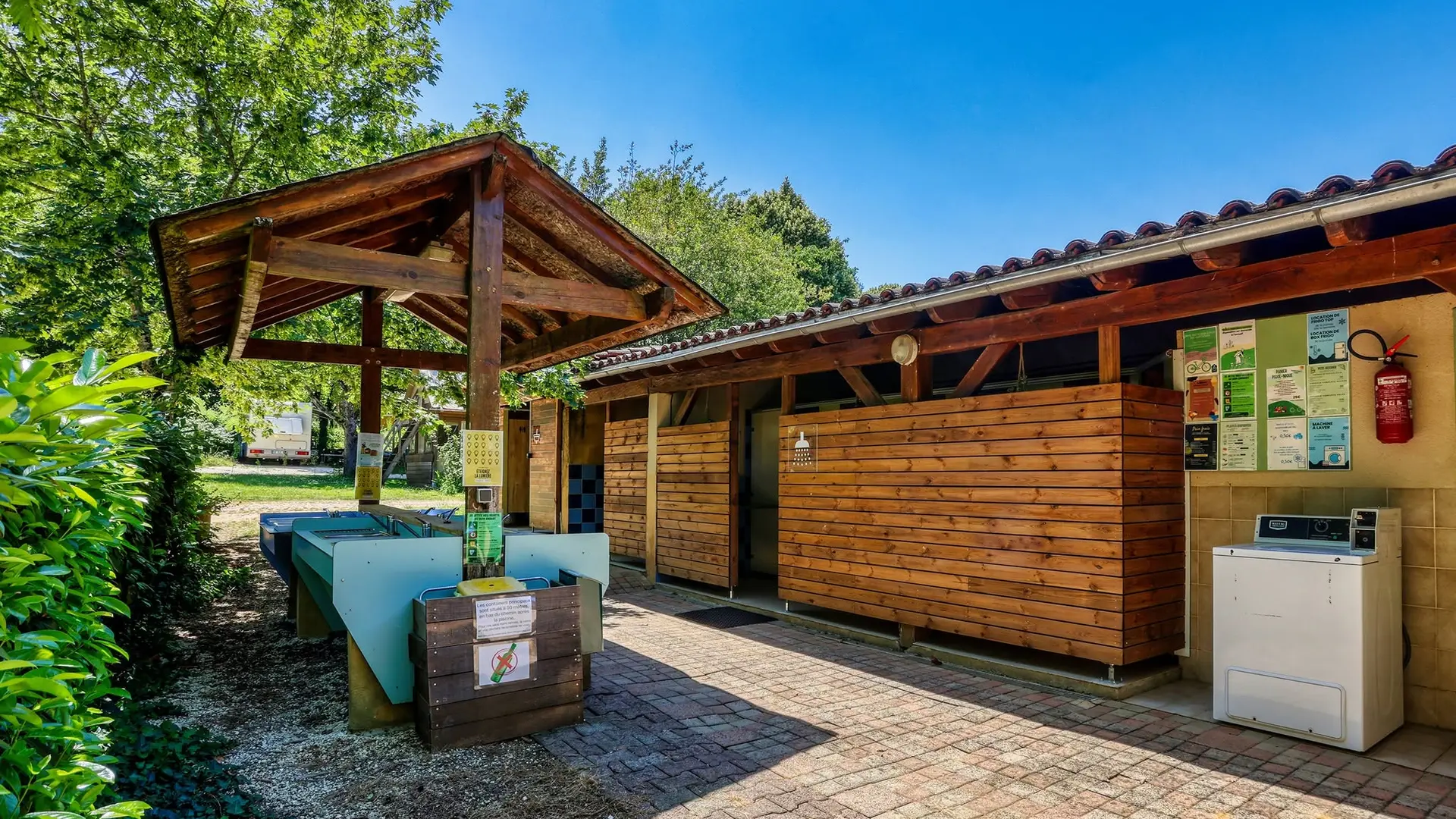 10 sanitaires_camping_a_la_ferme_la_roussie_sarlat (1)
