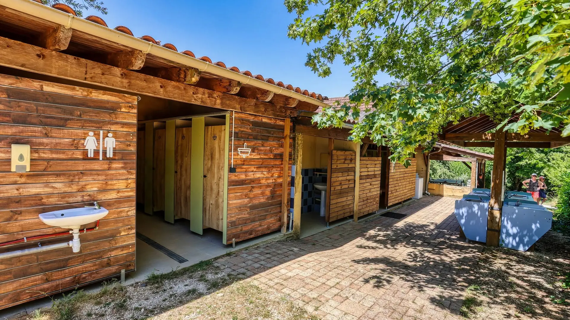 11 sanitaires_camping_a_la_ferme_la_roussie_sarlat (7)