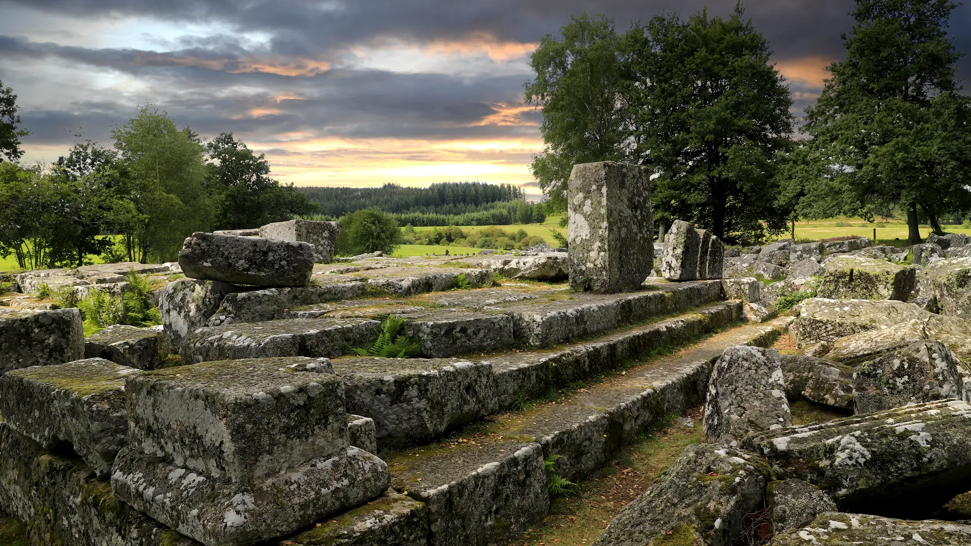 Les temples tombeaux du site des Cars._7