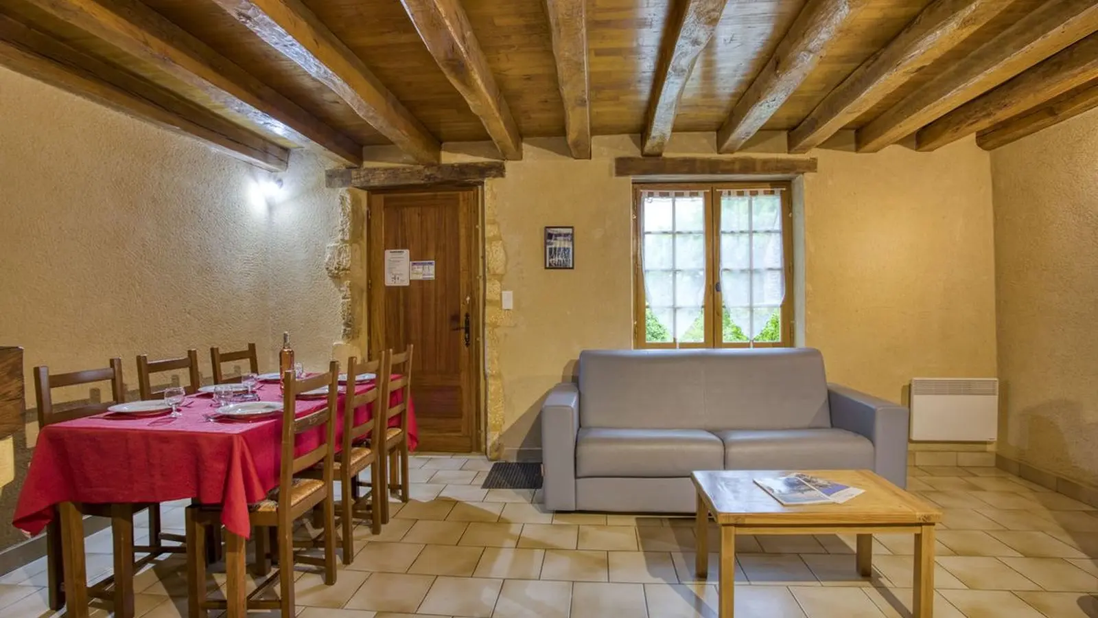 2_piece_a_vivre_salon - Village de gîtes Combas